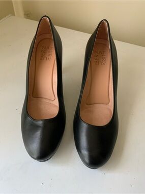 Naturalizer Black Leather Classic Round-Toe Heels